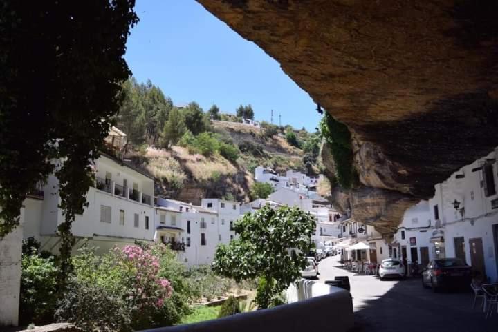La Casa Del Rio Apartment Setenil De Las Bodegas Luaran gambar