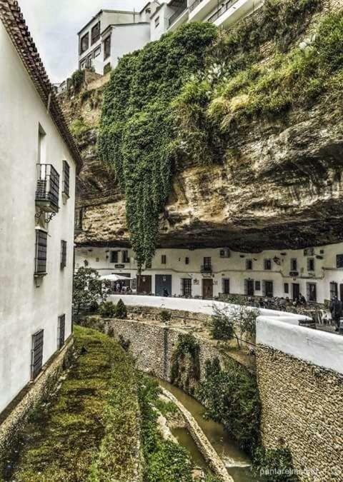La Casa Del Rio Apartment Setenil De Las Bodegas Luaran gambar