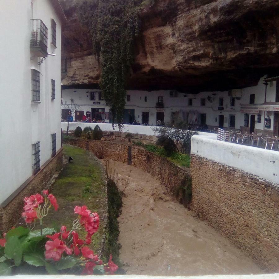 La Casa Del Rio Apartment Setenil De Las Bodegas Luaran gambar